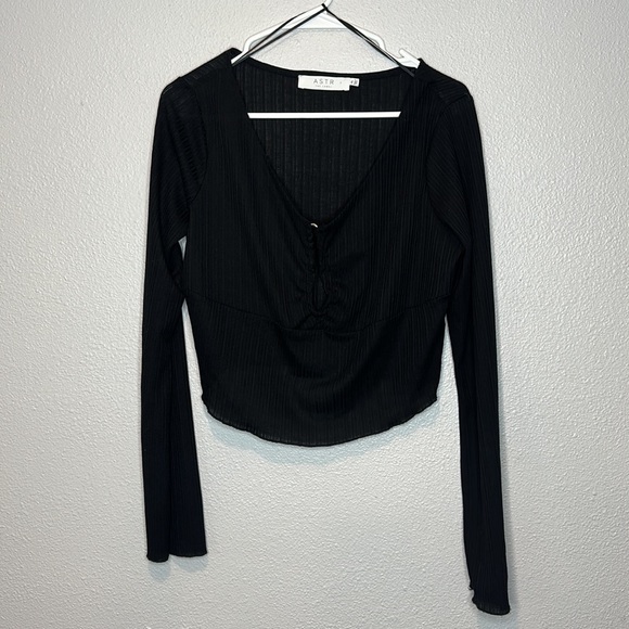 ASTR The Label Top XL Crop Long Bell Sleeve Metallic Hook Detail - Picture 1 of 5